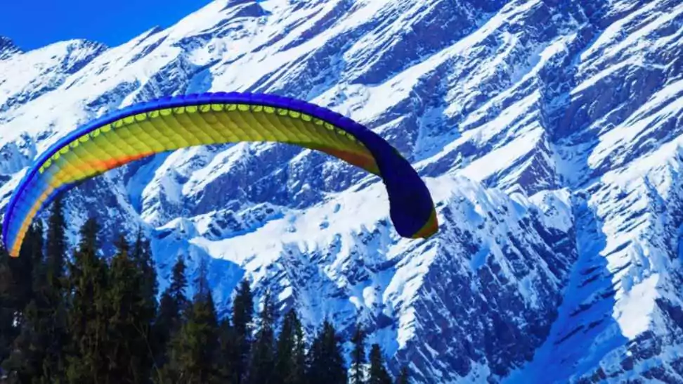 paragliding at solang