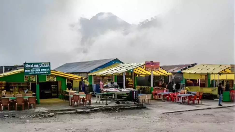 roadside restaurants under dense clouds on the manali