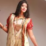 indian woman wearing bengali traditional saree