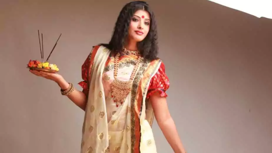 indian woman wearing bengali traditional saree